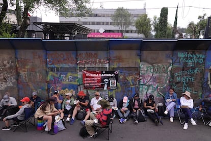 Maestros de la CNTE se mantienen afuera del Instituto Nacional Electoral, este lunes en Ciudad de México.