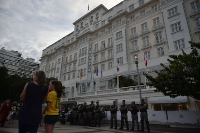 Oficiais no Copacabana Palace, após a detenção de Ray Whelan.