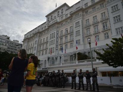 Oficiais no Copacabana Palace, ap&oacute;s a deten&ccedil;&atilde;o de Ray Whelan.