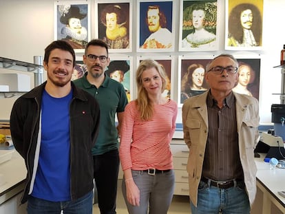 De izquierda a derecha, los genetistas Francisco Ceballos, Román Vilas y Gonzalo Álvarez, junto a la artista estadounidense Michelle Vaughan.