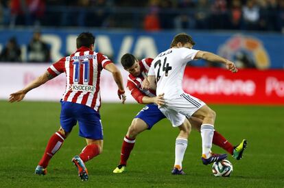 Illaramendi es entrado por Insua  ante la mirada del 'cebolla' Rodríguez