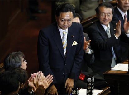 El presidente del Partido Democrático, Yukio Hatoyama, saluda en el Parlamento de Tokio.