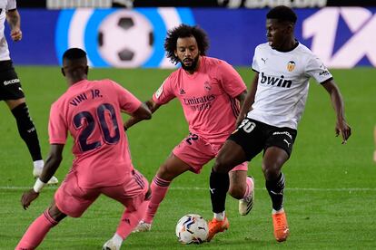 Yunus Musah protege el balón ante Marcelo y Vinicius este domingo en Mestalla.