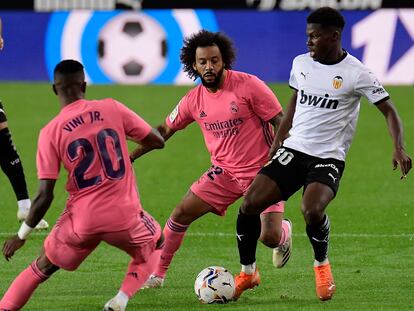 Yunus Musah protege el balón ante Marcelo y Vinicius este domingo en Mestalla.