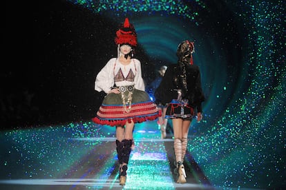 Oda futurista al folklore ruso (2009)
	

	En los desfiles de su firma tampoco faltaba el espectáculo. Este dedicado a la vestimenta tradicional de las mujeres rusas y de los Balcanes, con ilusión óptica de por medio, una prueba más de la fantasía de la moda.