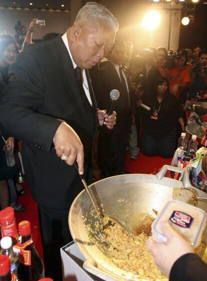 En esta foto tomada en febrero de este año se ve al primer ministro tailandés, Samak Sundaravej, cocinando durante un festival de comida en Bangkok