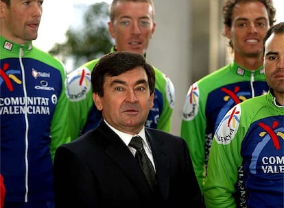 Fotografía de archivo del 3 de febrero de 2006. El director del equipo ciclista Comunidad Valenciana, Vicente Belda ( c) junto al resto de miembros del equipo durante la presentación oficial previa a su participación en la Challenge de Mallorca. Unipublic, organizador oficial de la Vuelta a España anunció su decisión de retirar la invitación al " Comunidad Valenciana" por estar implicado en el escándalo de la " Operación Puerto", además, debido a este anunico, la Generalitat Valenciana comunicó que suspende el patrocinio del equipo ciclista tras conocer este anuncio de la dirección general de la Vuelta.