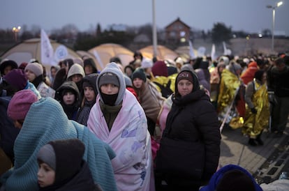 Una muchedumbre de ucranios huidos de la guerra en su país espera a obtener un medio de transporte para continuar su viaje en Medyka, Polonia, el 7 de marzo de 2022.