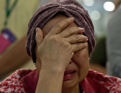 Akmar Binti Mohd Noor, cuya hermana viajaba en el vuelo MH17 de Malaysia Airlines, llora en el aeropuerto internacional de Kuala Lumpur.