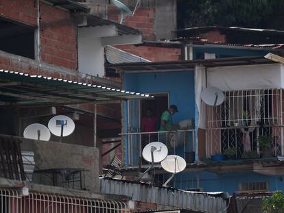 Antenas de DirecTV en el barrio caraqueño de Petare.