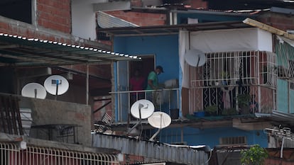 Antenas de DirecTV en el barrio caraqueño de Petare.