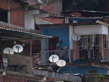 Antenas de DirecTV en el barrio caraqueño de Petare.