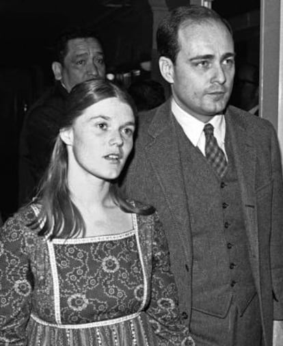 Linda Kasabian, el principal testigo contra la Familia Manson, llega al juicio acompañada del fiscal, en febrero de 1971.