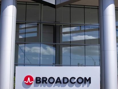 El logo de Broadcom en sus oficinas de Irvine (California).