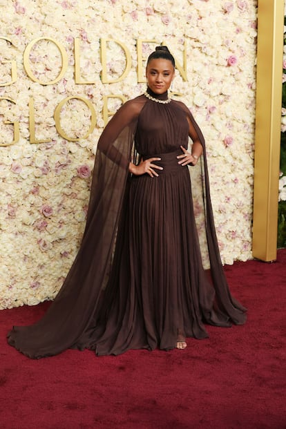 La cantante y actriz Ariana DeBose era una de las presentadoras de la gala y escogió para la ocasión un vestido de inspiración griega con falda vaporosa y corpiño drapeado. 