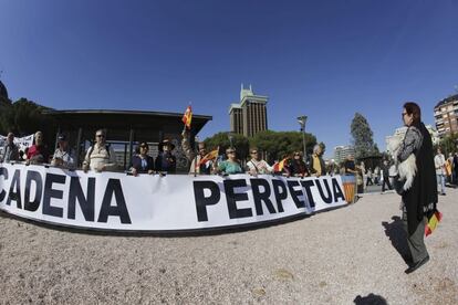 Vista de la concentración que la AVT ha convocado hoy, en la plaza de Colón de Madrid, con motivo de la derogación de la Doctrina Parot y la puesta en libertad de la etarra Inés del Río.