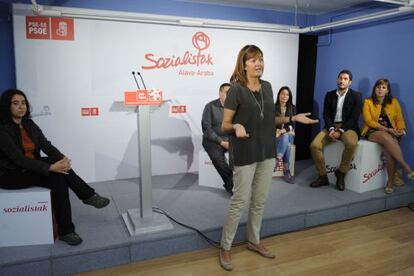 Idoia Mendia interviene en la asamblea de las Juventudes Socialistas de Álava.