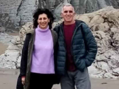 María José Martínez, que ha iniciado una campaña de firmas para garantizar la presencia de neurólogos en Huelva, y Miguel Díaz, que sufrió un ictus, en 2021.