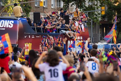 Fani FC Barcelona świętują drużynę z mistrzami ligi w Barcelonie.