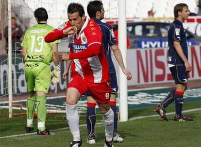 Álvaro Negredo celebra uno de sus dos goles conseguidos frente a Osasuna.