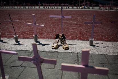 Campo de cruces como protesta contra los feminicidios en el municipio de Ecatepec (México) en marzo de 2016.