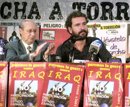 El exembajador en el Vaticano, Gonzalo Puente Ojea, y el actor Guillermo Toledo, en enero de 2003 durante un acto contra la guerra de Irak.