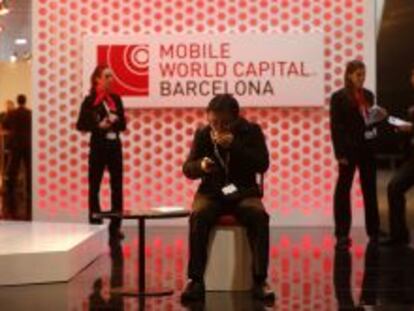 Un visitante del Mobile World Congress escribe un mensaje con su smartphone.