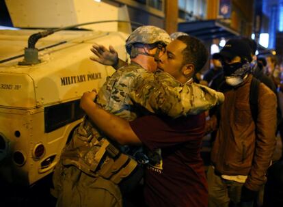 Un soldado de la Guardia Nacional estadounidense acepta un abrazo de un manifestante, en Charlotte.