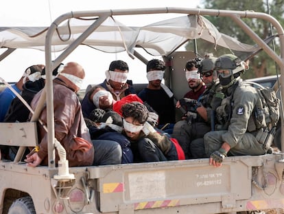 Soldados israelíes trasladan detenidos palestinos en Gaza, este martes.