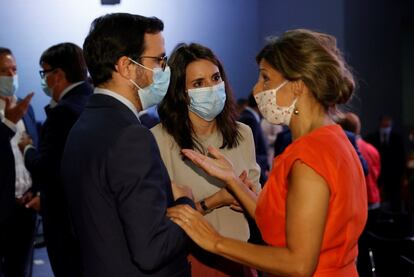 La ministra de Trabajo, Yolanda Díaz (a la derecha), junto a la ministra de Igualdad, Irene Montero, y el titular de Consumo, Alberto Garzón.