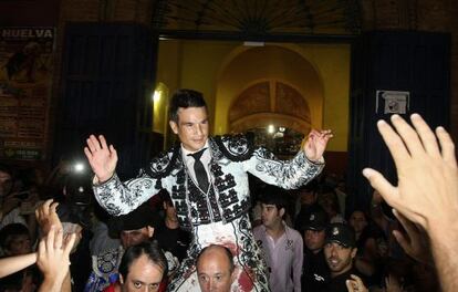 El diestro José María Manzanares sale a hombros por la puerta grande tras el festejo de la fiestas Colombinas.