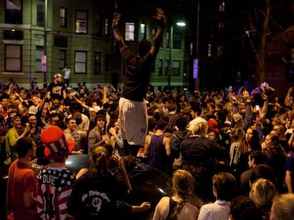 Centenares de personas celebran en las calles de Boston la captura de Dzhokhar A. Tsarnaev en la madrugada del viernes.