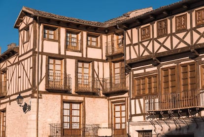 Muestra de arquitectura popular en la plaza Mayor de Cuéllar.