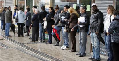 Cola de parados ante una oficina del Inem en Madrid. 