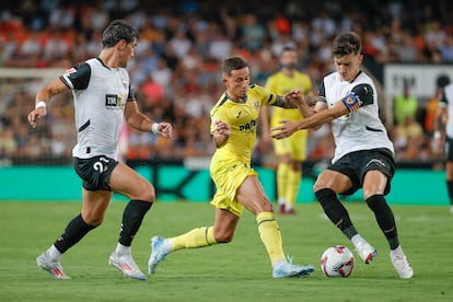 El delantero del Villarreal Yeremy Pino pelea la posesin del baln con Pepelu, capitn del Valencia.