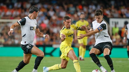 El delantero del Villarreal Yeremy Pino pelea la posesión del balón con Pepelu, capitán del Valencia.