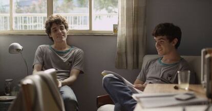 Ghilherme Lobo (à direita) vive um adolescente cego no filme.