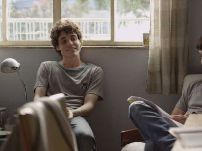 Ghilherme Lobo (&agrave; direita) vive um adolescente cego no filme.