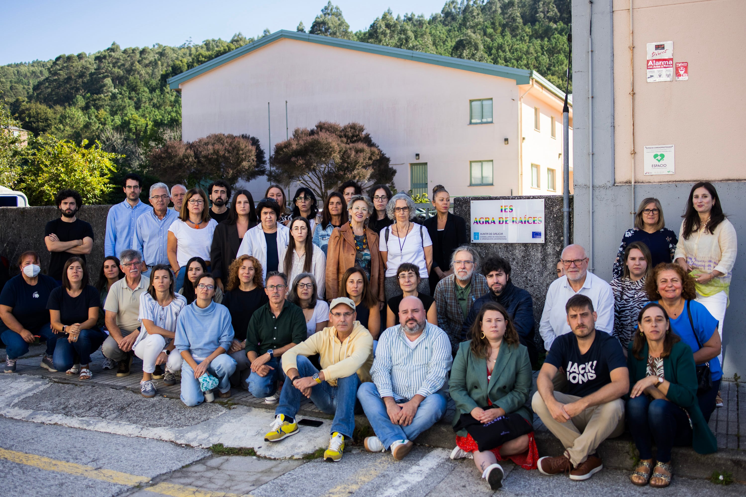 Profesorado del instituto público Agra de Raíces, en Cee (A Coruña), que reclama más medios para atender la diversidad de su alumnado, este miércoles a la puerta del centro.