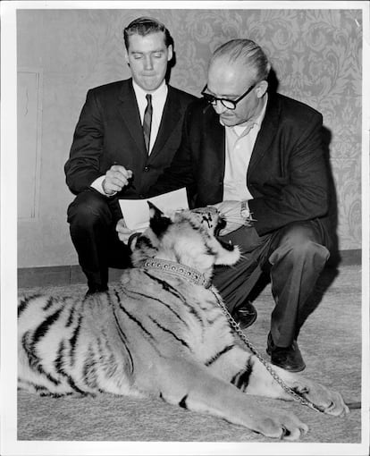Fred Trump Jr., el padre de Mary L. Trump, firma un contrato con Murray Zaret (der.), productor del Festival de mascotas y Exposición de cría, en 1966.

