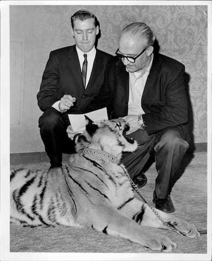 Fred Trump Jr., el padre de Mary L. Trump, firma un contrato con Murray Zaret (der.), productor del Festival de mascotas y Exposición de cría, en 1966.