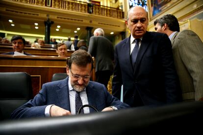 Mariano Rajoy y Jorge Fernández Díaz en la sesión de control al Gobierno en el Congreso, en febrero de 2015.