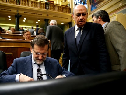 Mariano Rajoy y Jorge Fernández Díaz en la sesión de control al Gobierno en el Congreso, en febrero de 2015.