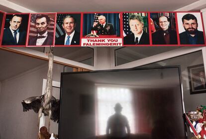 En el salón de la casa de Ruzhdi Kuçi, alias El Amerikani, hay un friso con fotografías de políticos a los que admira, entre los que destacan varios presidentes de EE UU.
