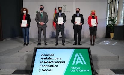 Nuria López, secretaria general de CC OO Andalucía, Juan Marín, vicepresidente de la Junta, el presidente Juan Manuel Moreno, Javier González de Lara, presidente de la CEA, y Carmen Castilla, secretaria general de UGT.