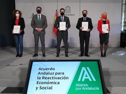 Nuria López, secretaria general de CC OO Andalucía, Juan Marín, vicepresidente de la Junta, el presidente Juan Manuel Moreno, Javier González de Lara, presidente de la CEA, y Carmen Castilla, secretaria general de UGT.