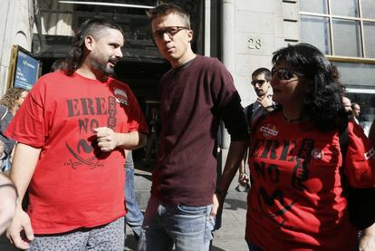 I&ntilde;igo Errejon durante su apoyo a los trabajadores de telemarketing, hoy en Madrid.