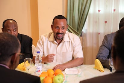 Abiy Ahmed, primer ministro de Etiopía, conversa con una delegación de la Alianza de Libertad y Cambio en la Embajada de Etiopía en Jartún (Sudán), el 7 de junio de 2019. Esta reunión se produjo después de que el Consejo Militar Gobernante interviniera contra manifestantes prodemocráticos en unos sucesos que dejaron más de 100 muertos,