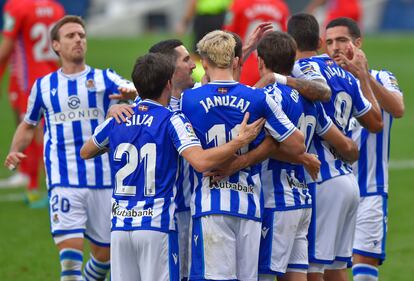 Los jugadores de la Real Sociedad celebran uno de sus goles ante el Granada