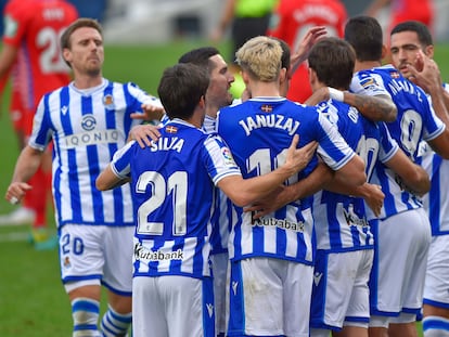 Los jugadores de la Real Sociedad celebran uno de sus goles ante el Granada